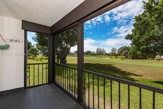 9811 N Hollybrook Lake Dr in Pembroke Pines, FL - Foto de edificio - Building Photo