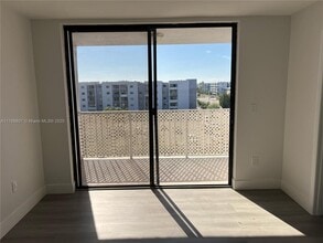 8075 NW 7th St in Miami, FL - Building Photo - Building Photo