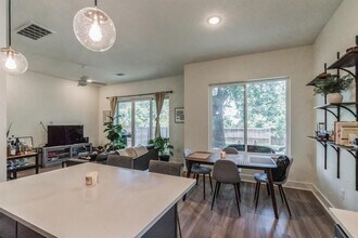 5816 Sutherlin Rd in Austin, TX - Foto de edificio - Building Photo