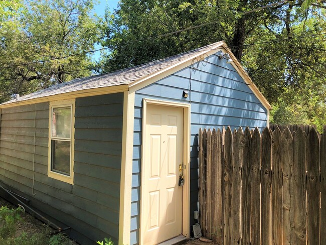 2513 21st St, Unit Rear in Lubbock, TX - Foto de edificio - Building Photo