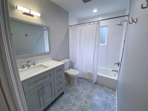 5024 W University Blvd in Dallas, TX - Foto de edificio - Building Photo