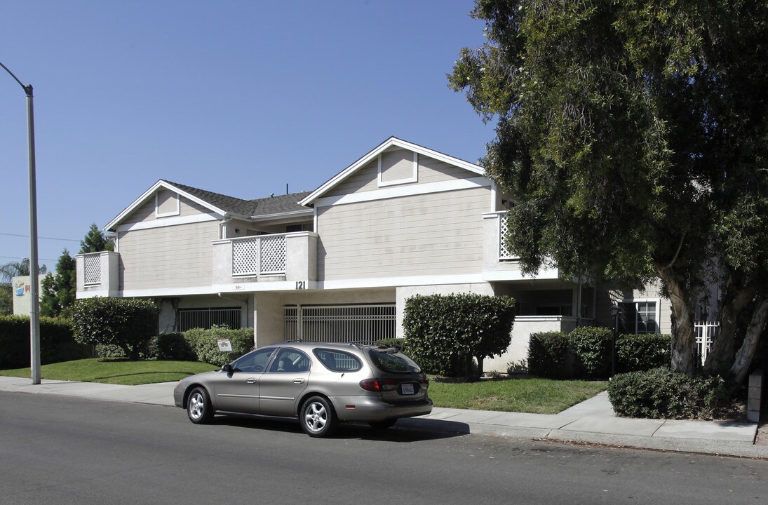 121 Kathryn Dr in Anaheim, CA - Foto de edificio