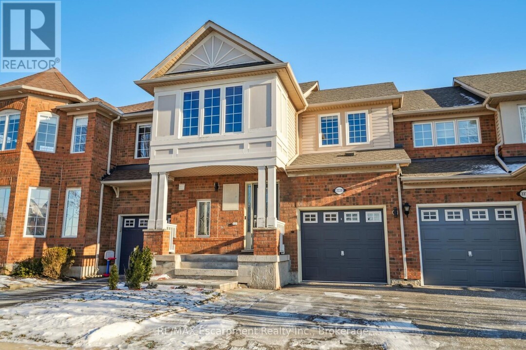 2229 Amberglen Ct in Oakville, ON - Building Photo