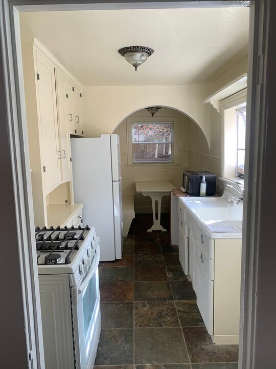 3728 E 5th St in Long Beach, CA - Foto de edificio