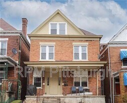 822 Collins St in Pittsburgh, PA - Building Photo