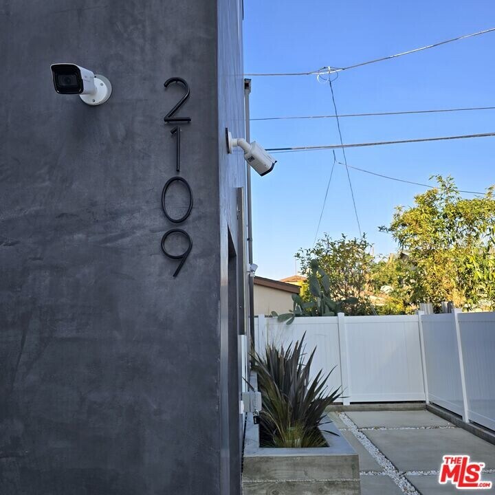 2109 S West View St in Los Angeles, CA - Building Photo