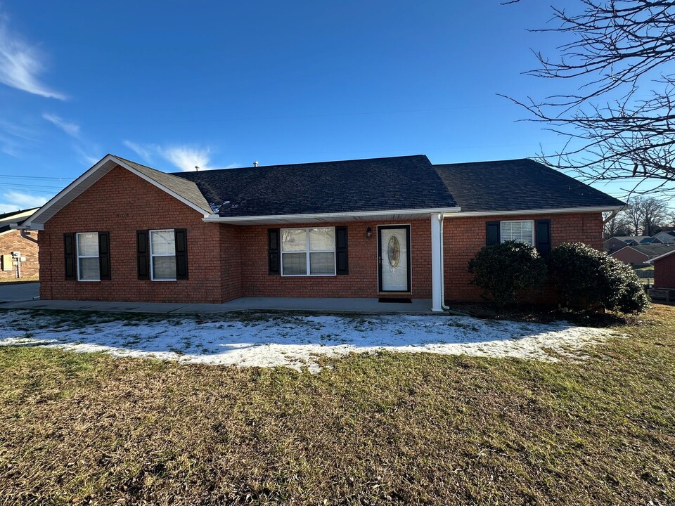 8024 Dove Wing Ln in Knoxville, TN - Building Photo