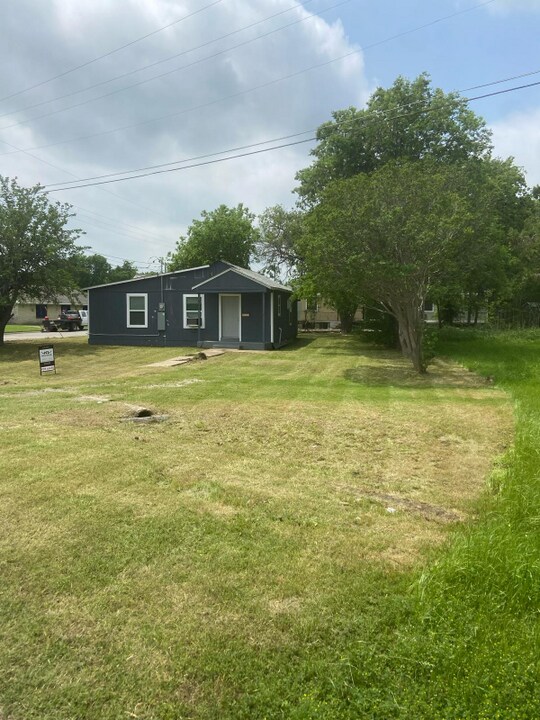 320 T A Carroll Ave in Corsicana, TX - Building Photo