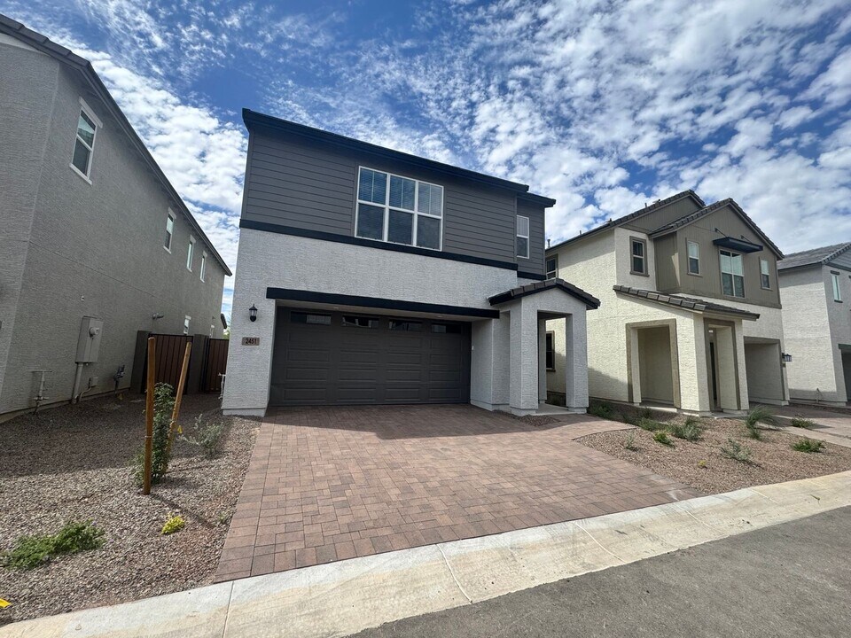 2451 W Maximo Wy in Phoenix, AZ - Building Photo