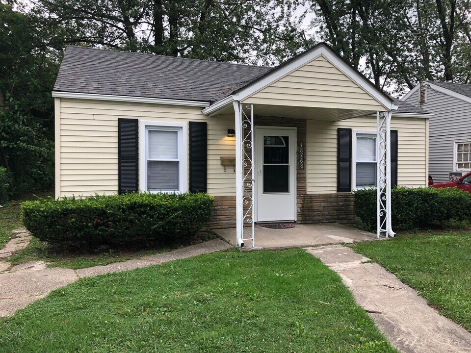 18768 Roscommon St in Harper Woods, MI - Foto de edificio