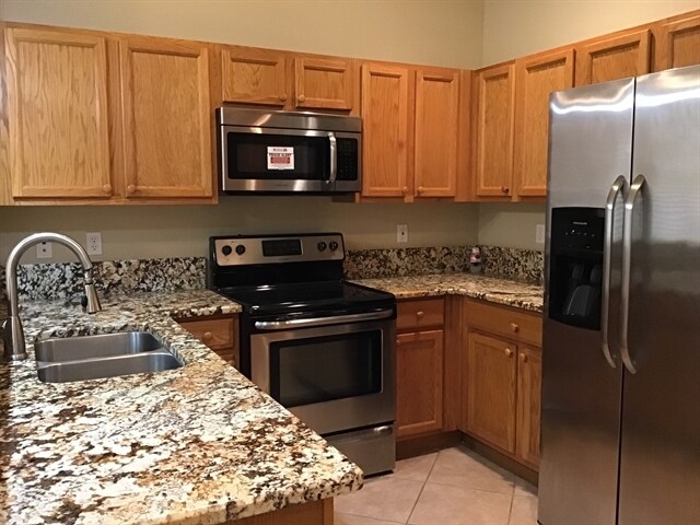 996 NW Leonardo Cir in Port St. Lucie, FL - Building Photo - Building Photo
