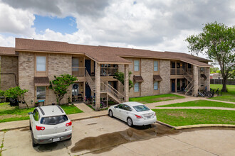 Golden Plaza Apartments in Cuero, TX - Building Photo - Building Photo