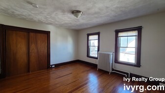 33-2 Bay State Ave, Unit 33 in Somerville, MA - Foto de edificio - Building Photo