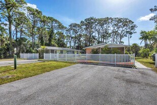 85 Orange St in Englewood, FL - Building Photo