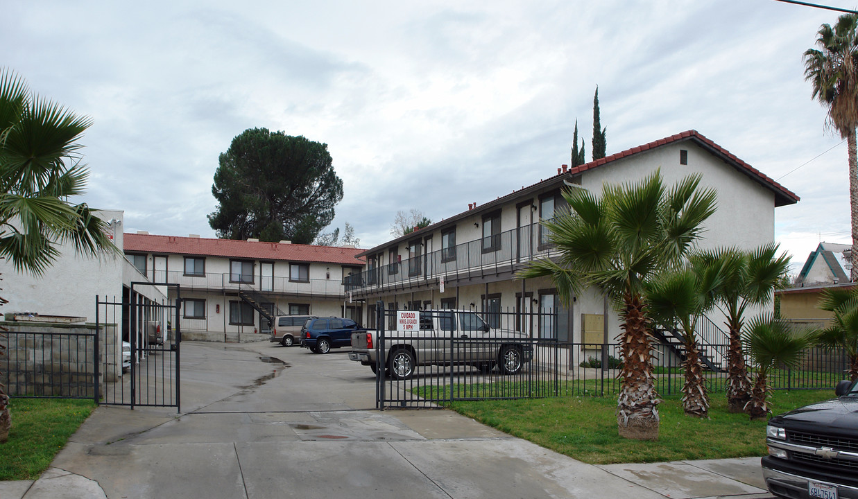 1558 N Lugo Ave in San Bernardino, CA - Foto de edificio