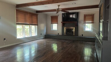 2 Southern Pines Dr in Pine Bluff, AR - Foto de edificio - Building Photo