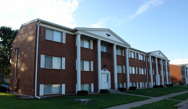 Midvale Apartments in Moline, IL - Building Photo - Building Photo