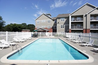 Peony Village Apartments in Omaha, NE - Foto de edificio - Building Photo