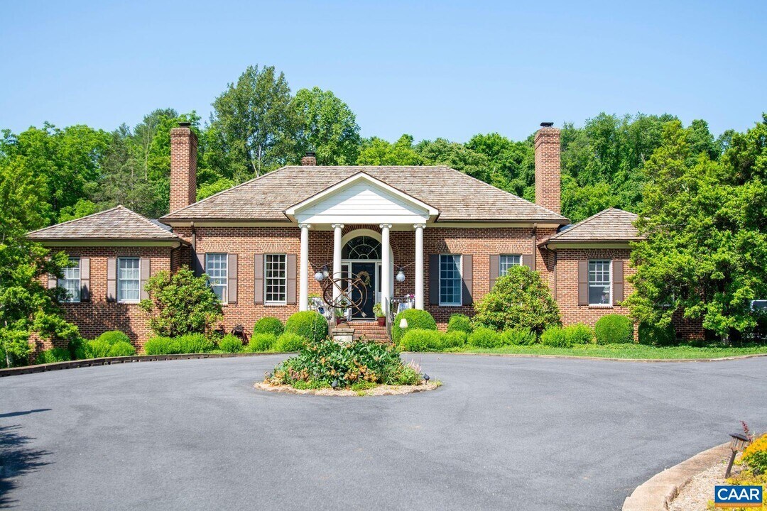 935 Garth Rd in Charlottesville, VA - Foto de edificio