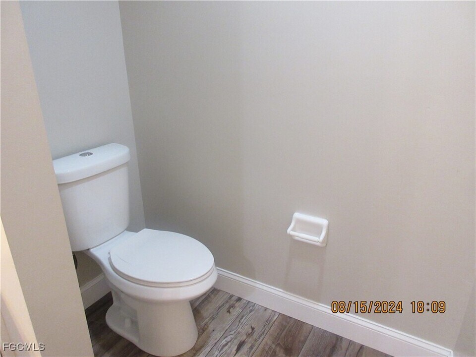 459 NE 3rd Ave in Cape Coral, FL - Foto de edificio