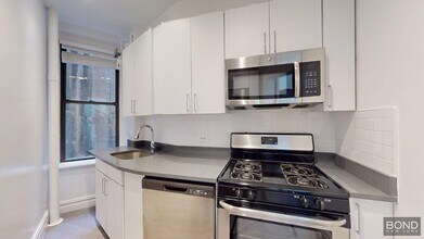 166 W 72nd St in New York, NY - Building Photo - Building Photo