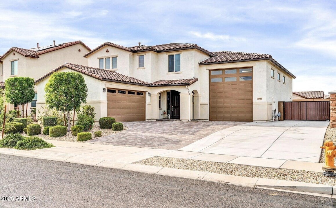19026 W Becker Ln in Surprise, AZ - Building Photo
