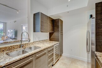 550 Okeechobee Blvd, Unit 406 in West Palm Beach, FL - Foto de edificio - Building Photo