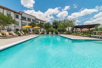 Paseo at Bee Cave in Bee Cave, TX - Foto de edificio - Building Photo