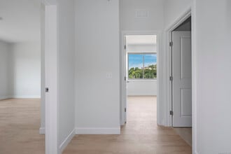 100 N Main St in Bristol, CT - Foto de edificio - Building Photo