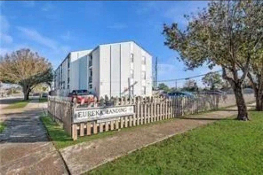 2201 Houma Blvd, Unit 303 in Metairie, LA - Building Photo