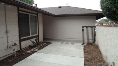 1143 Vía Santiago in Corona, CA - Building Photo - Building Photo