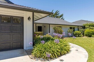 1304 San Julian Dr in San Marcos, CA - Foto de edificio - Building Photo