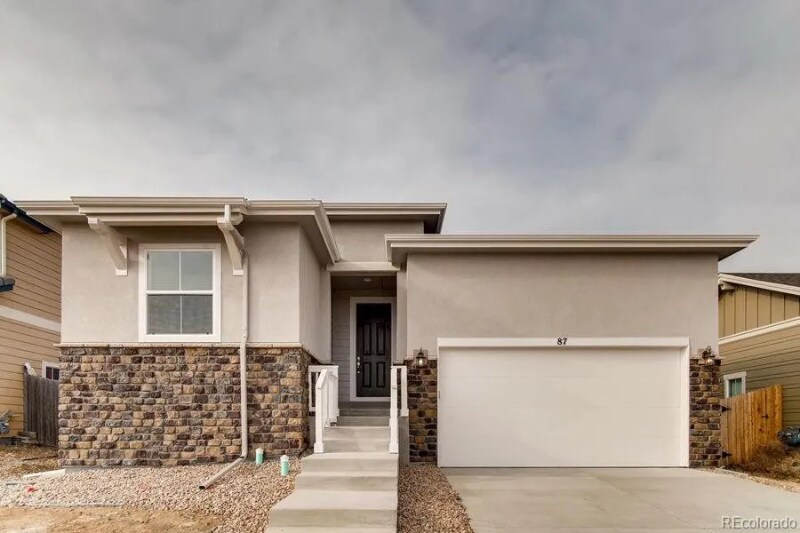 82 Homestead Way in Brighton, CO - Foto de edificio