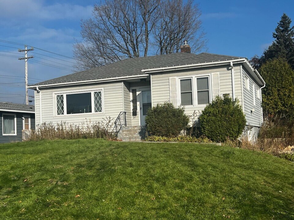 5 Lyons St in Duluth, MN - Building Photo