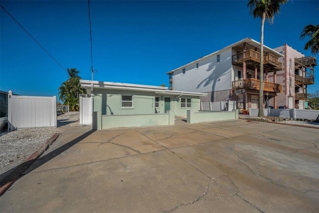 14125 N Bayshore Dr in Madeira Beach, FL - Building Photo - Building Photo