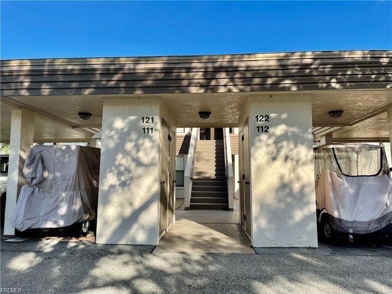 5650 Trailwinds Dr, Unit 122 in Ft. Myers, FL - Building Photo