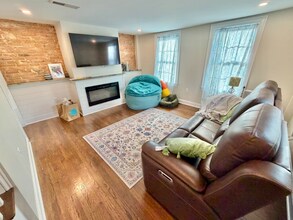 48 Springs Rd in Bedford, MA - Foto de edificio - Building Photo