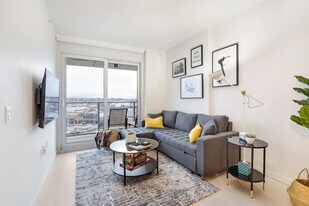 180 E 2nd Ave in Vancouver, BC - Building Photo