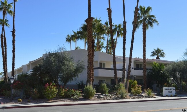 1950 S Palm Canyon Dr in Palm Springs, CA - Building Photo - Building Photo