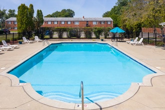 Franklin Square Apartments in Livonia, MI - Building Photo - Building Photo