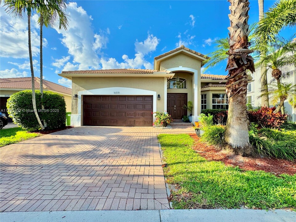 16519 Ruby Lake in Weston, FL - Building Photo