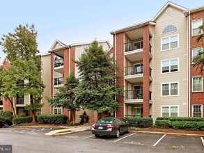 3311 Wyndham Cir, Unit 2202 in Alexandria, VA - Foto de edificio - Building Photo