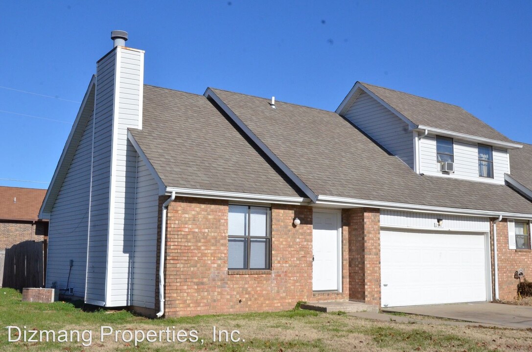 2957 W Village Ln in Springfield, MO - Building Photo