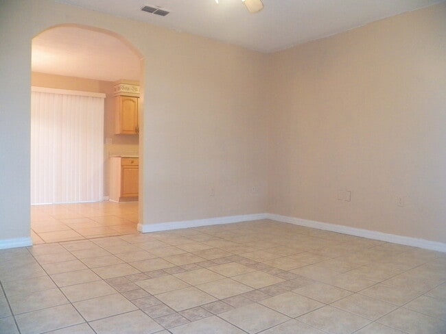 8523 Chinaberry Dr in Tampa, FL - Building Photo - Building Photo