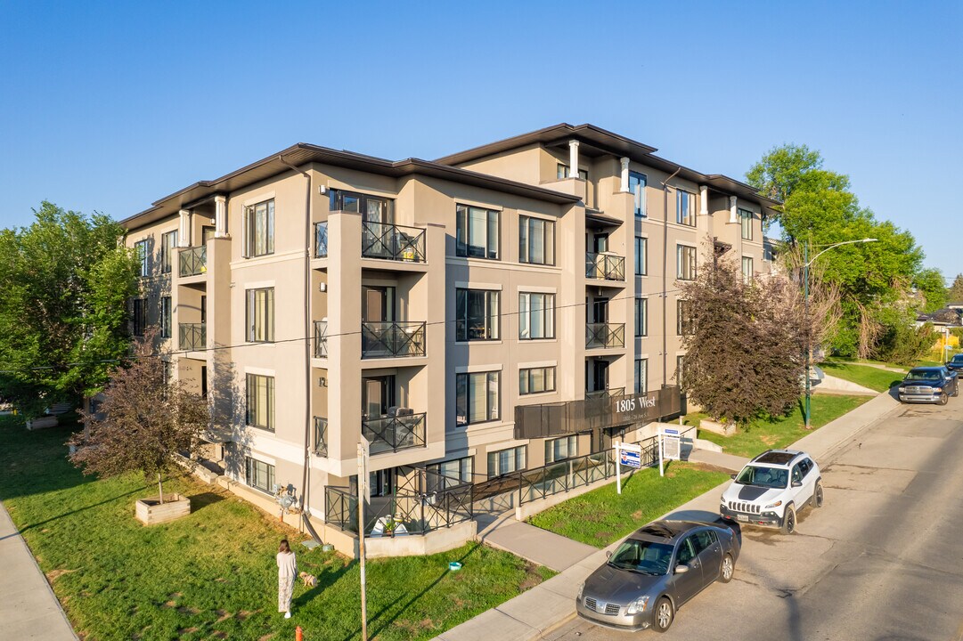1805 26th Ave SW in Calgary, AB - Building Photo