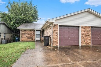 6817 W Cleburne Rd in Fort Worth, TX - Building Photo - Building Photo