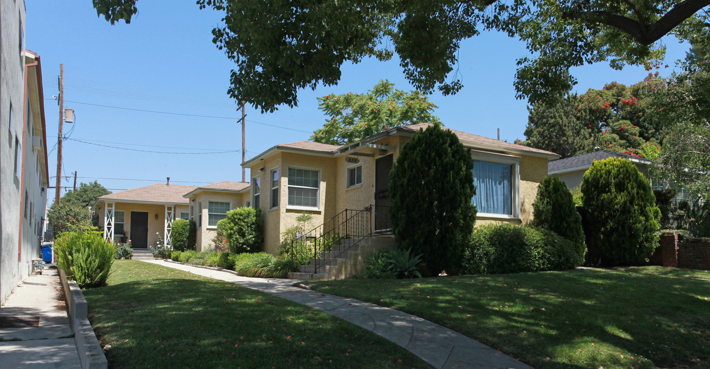 635 E Providencia Ave in Burbank, CA - Building Photo