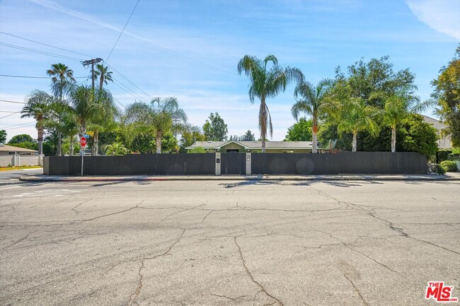 5956 Woodlake Ave in Los Angeles, CA - Building Photo - Building Photo