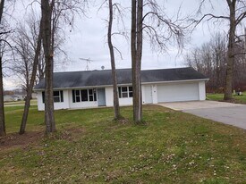 4944 Rosewood Ct in Little Suamico, WI - Building Photo