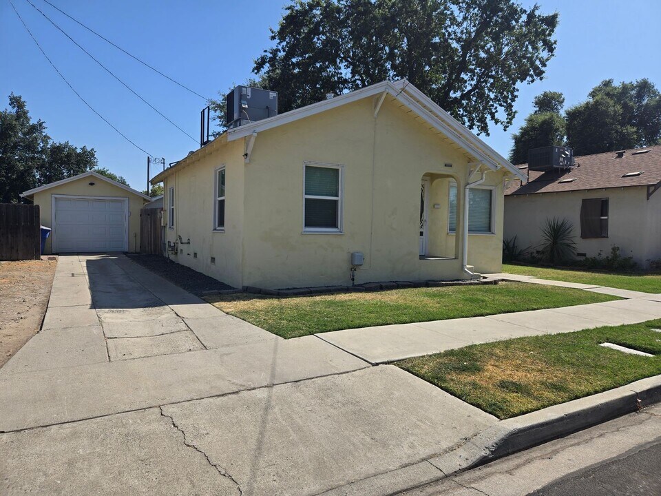 323 Neville St in Hanford, CA - Building Photo